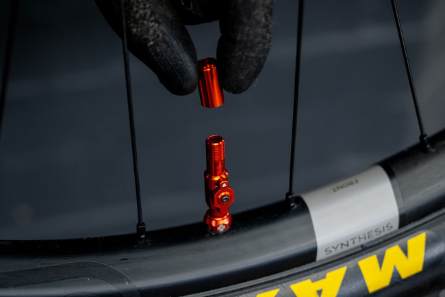 Muc-off Big Bore Hybrid Schrader 45mm Red - Wentyle Bezrdzeniowe Tubeless 45mm Czerwone.