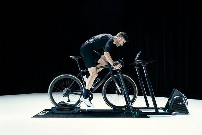 Trenażer WAHOO KICKR ROLLR z pedałami do pomiaru mocy.