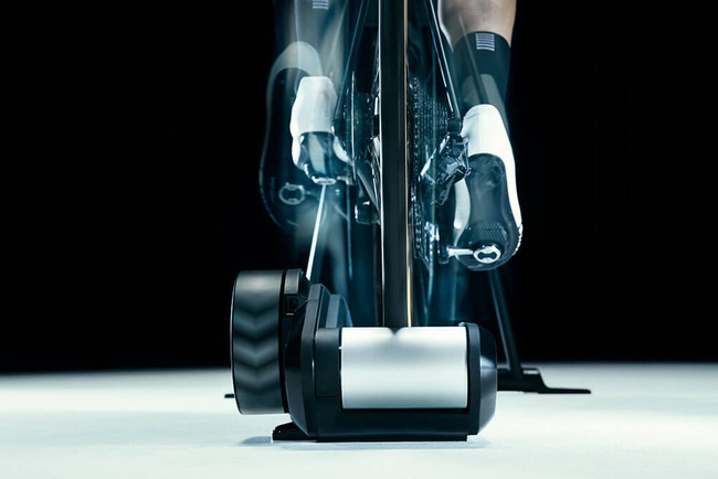 Trenażer WAHOO KICKR ROLLR z pedałami do pomiaru mocy.