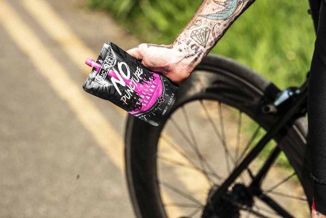 Muc-Off Uszczelniacz Tubeless Pojedynczy No Puncture Hassle 140ml - Pouch Only