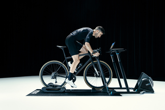 Trenażer WAHOO KICKR ROLLR z pedałami do pomiaru mocy.