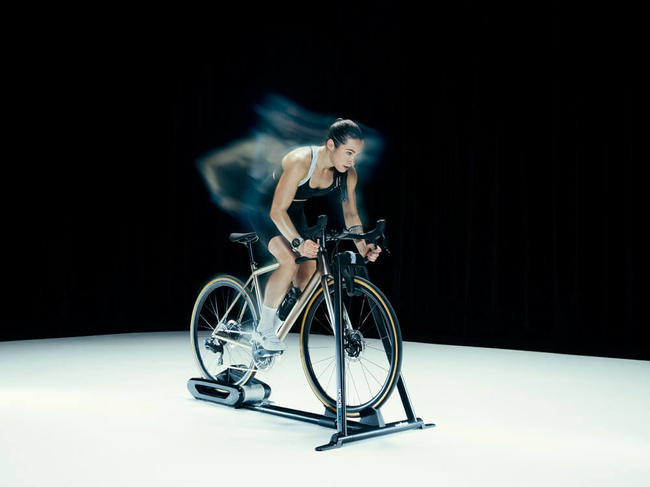 Trenażer WAHOO KICKR ROLLR z pedałami do pomiaru mocy.