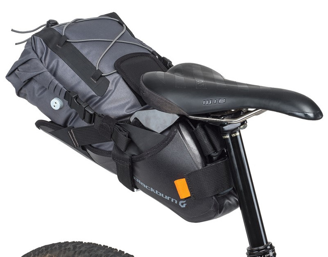 Torba pod siodło BLACKBURN OUTPOST ELITE SEAT PACK 10,5l z workiem wodoodpornym, metalowe mocowanie do sztycy pneumatycznej